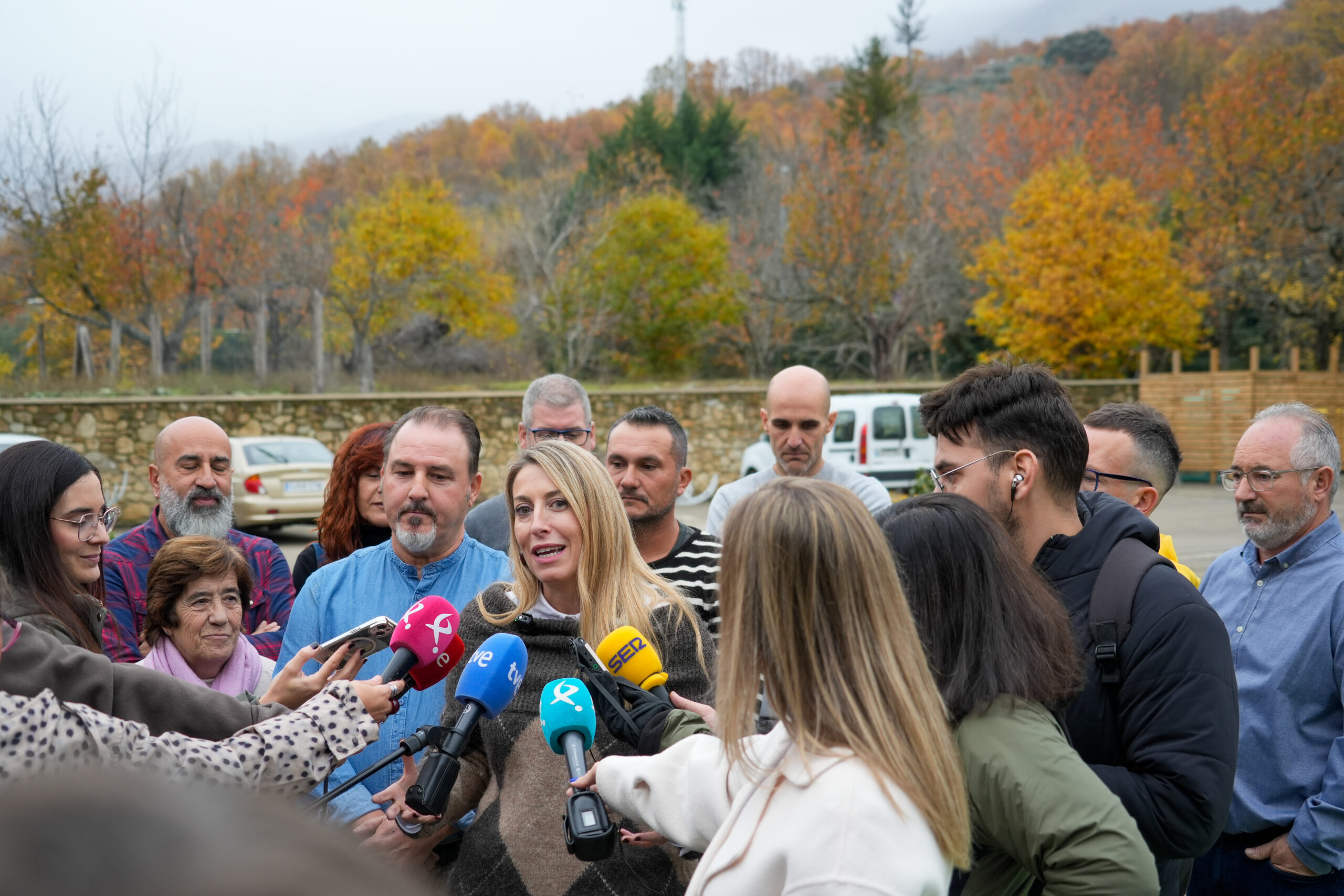 Guardiola arranca la campaña electoral junto a bomberos forestales demostrando que “ante tanto bulo” el Partido Popular cumple