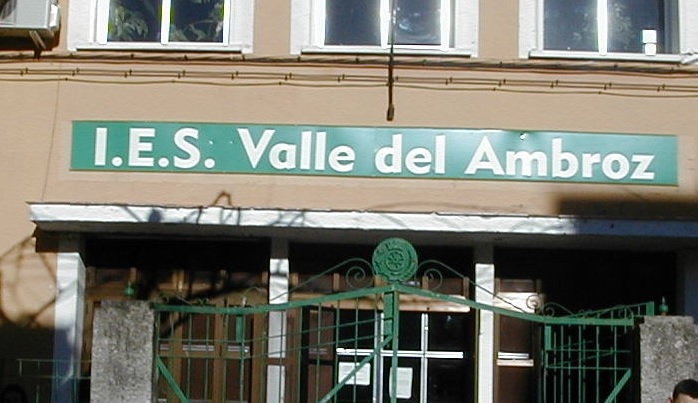 Al PSOE le falla la memoria con el instituto ‘Valle de Ambroz’